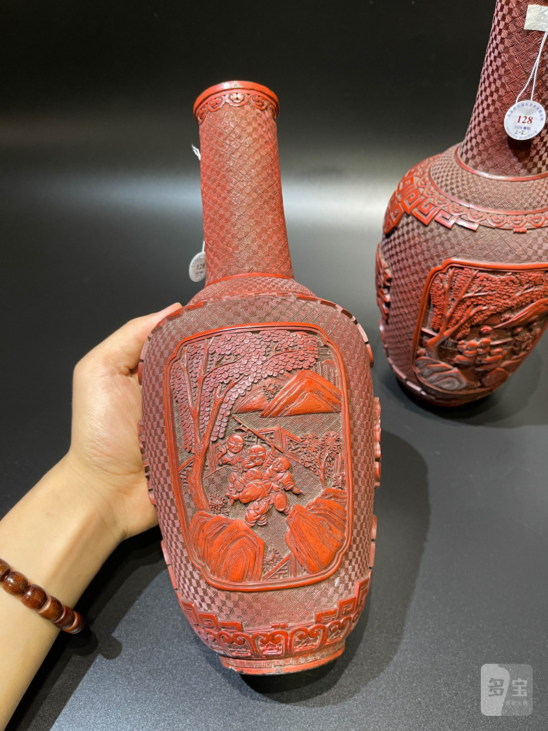 清乾隆 剔红庭院婴戏图纸槌瓶一对 - 图9